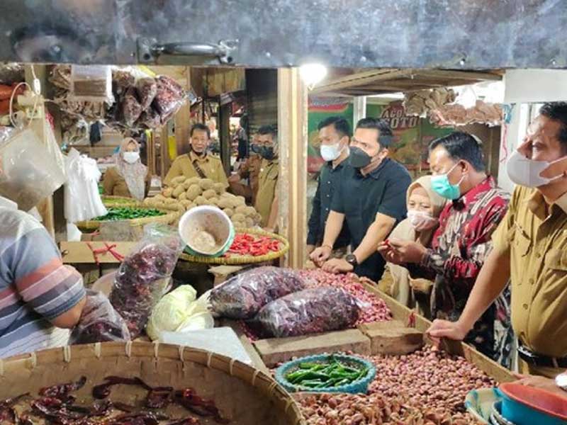 Dinas Pangan dan Perikanan Kab. Mojokerto Lakukan Sidak Pasar Melihat Kondisi Stabilitas Harga dan Stok Bahan Pangan di Tengah Virus Covid 19